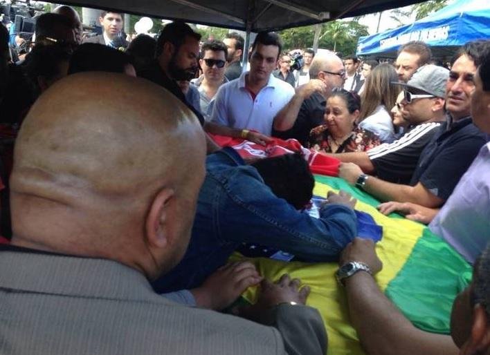 Enterro comoveu familiares e amigos do cantor