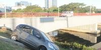 Carro fica pendurado no Arroio Dilúvio após colisão em Porto Alegre