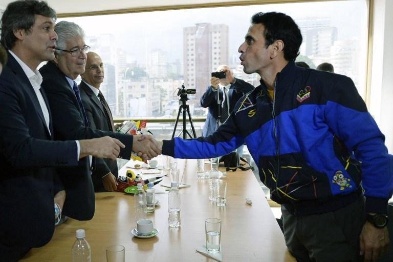 Senadores tamb&eacute;m se encontraram com o l&iacute;der oposicionista Henrique Capriles Radoski