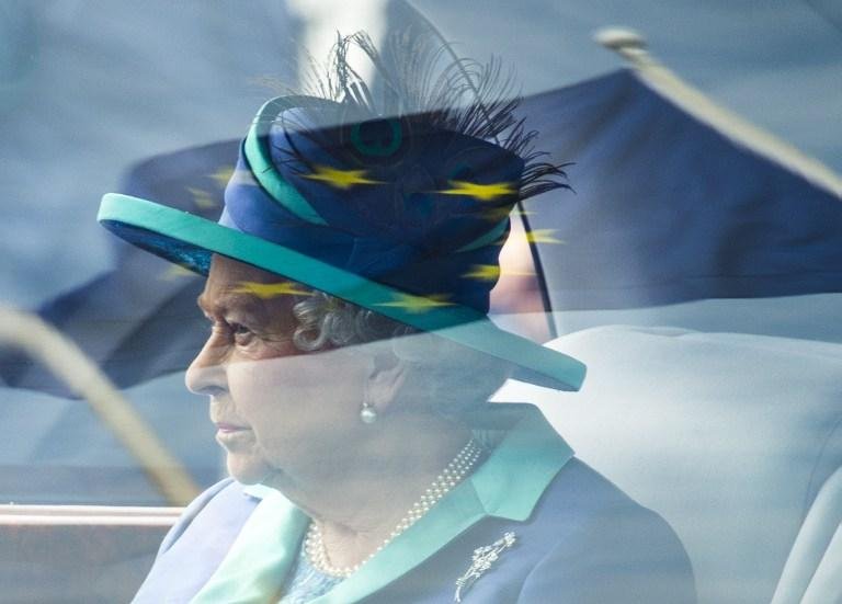 Elizabeth II visita pela primeira vez campo de concentra&ccedil;&atilde;o