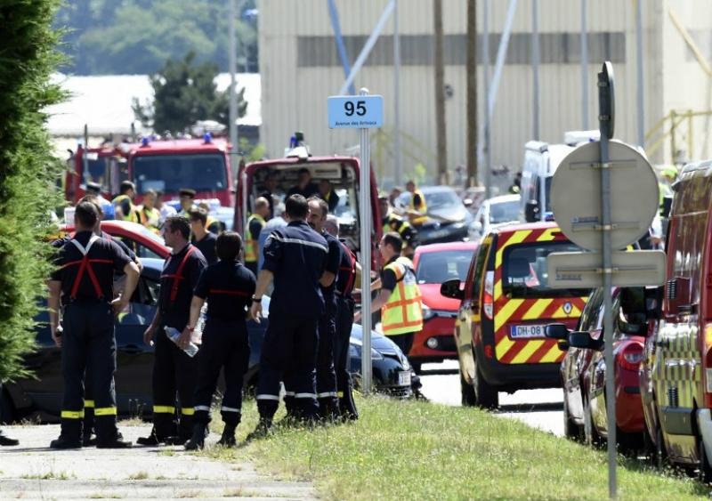 Fran&ccedil;a teme novos ataques depois de explos&atilde;o em usina de Grenoble  