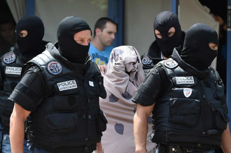 Protegida por um len&ccedil;ol, mulher deixou pr&eacute;dio em Saint-Priest