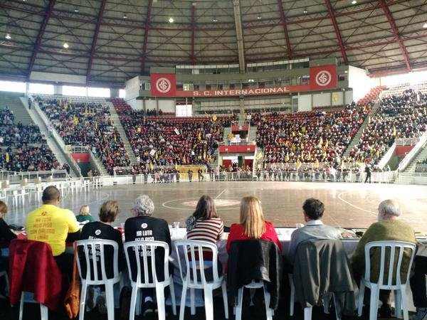 Professores realizam assembleia no Gigantinho