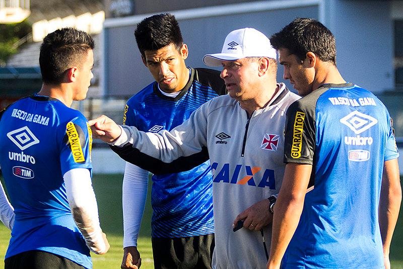 Roth faz mist&eacute;rio em escala&ccedil;&atilde;o para estreia no Vasco