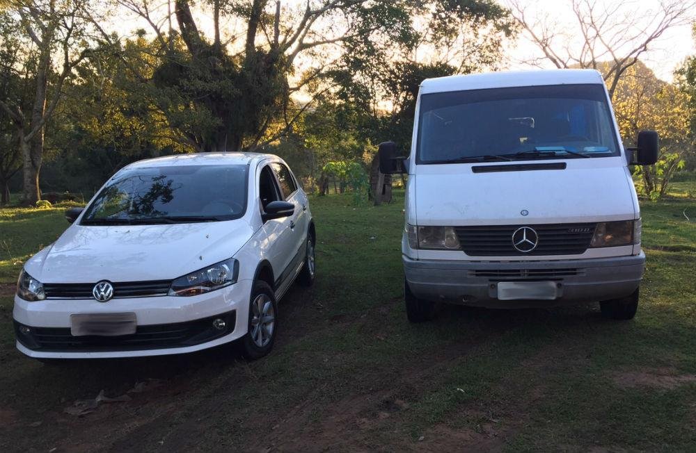No local foram localizados cinco carros, um caminh&atilde;o e ainda dois autom&oacute;veis que estavam sendo desmanchados