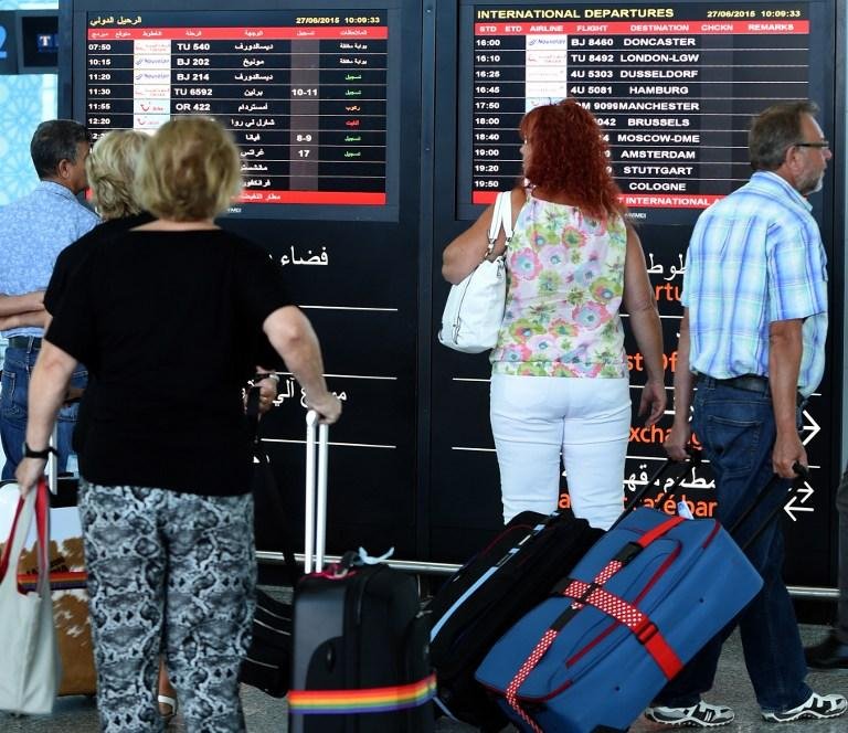 Centenas de turistas estrangeiros se aglomeravam na madrugada deste s&aacute;bado no aeroporto de Enfidha