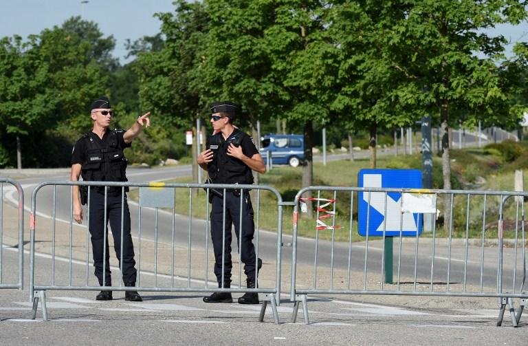 No atentado contra a f&aacute;brica de g&aacute;s industrial foram encontradas bandeiras islamitas perto da cabe&ccedil;a decapitada da v&iacute;tima