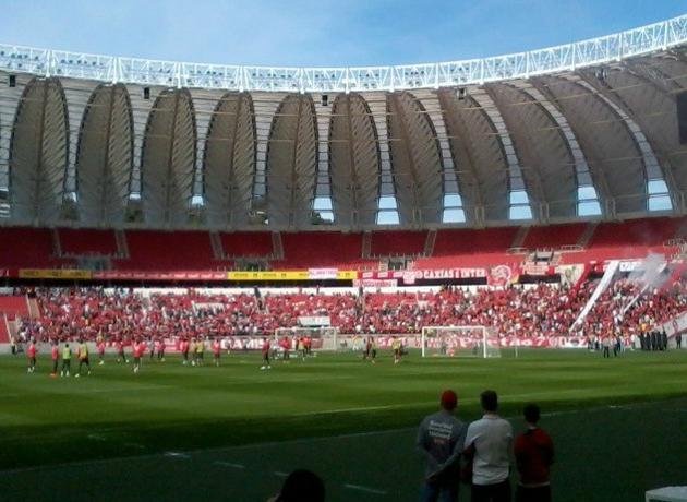 Colorados que doarem uma pe&ccedil;a de roupa ganhar&atilde;o desconto para jogo contra o Santos
