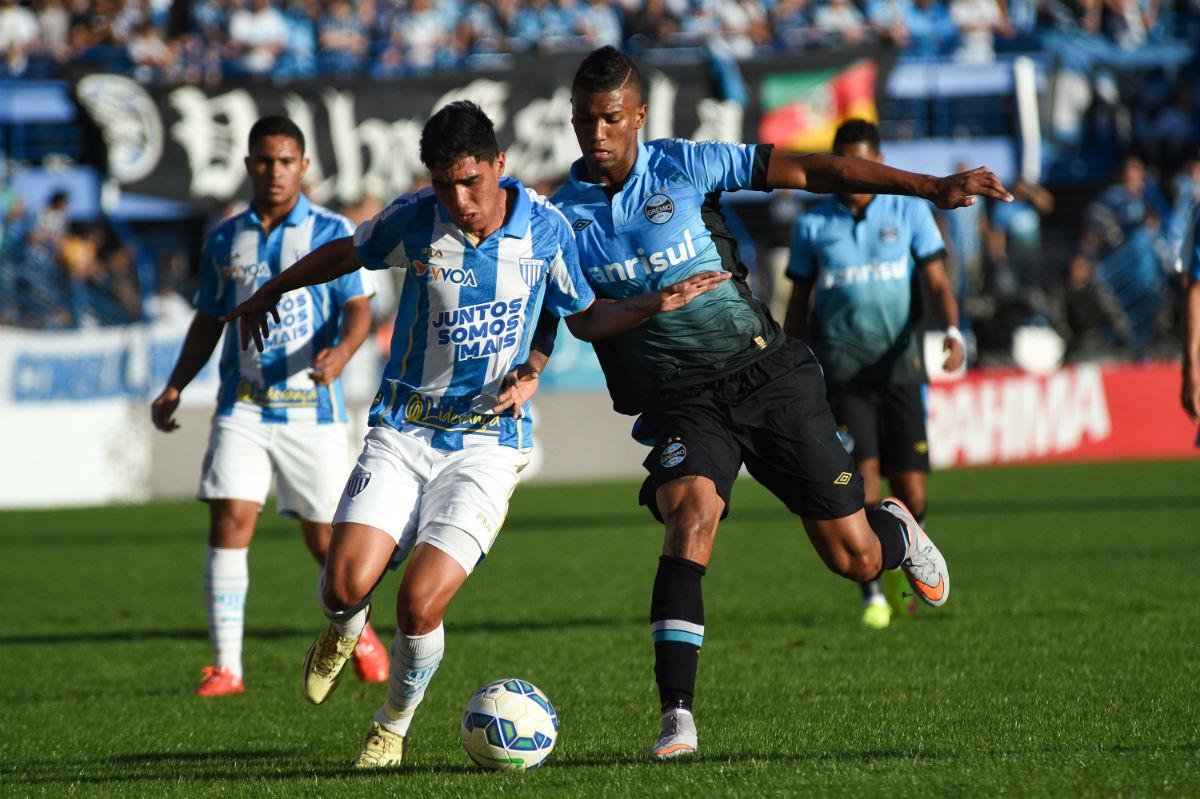 Gr&ecirc;mio vence Ava&iacute; e chega ao G4 