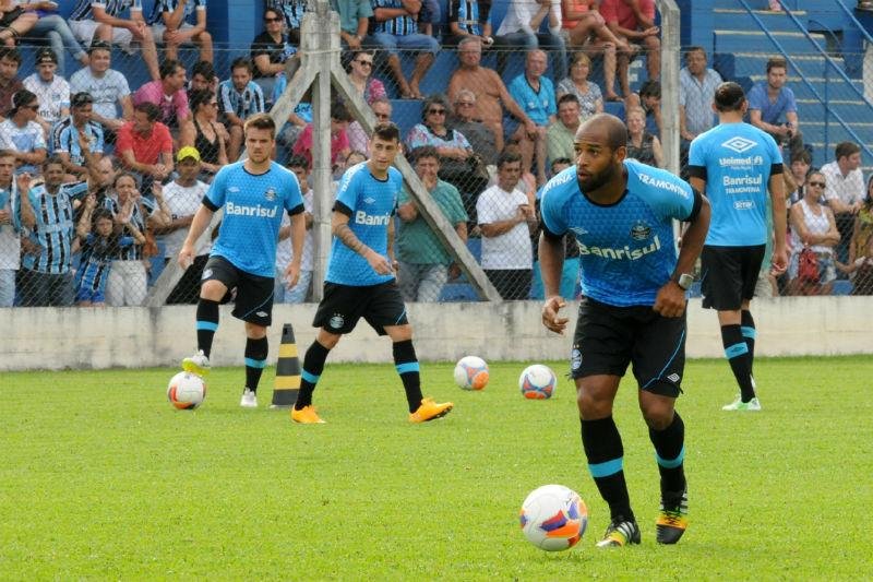 Fellipe Bastos est&aacute; de sa&iacute;da do Gr&ecirc;mio