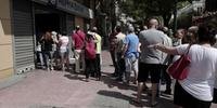 Gregos estão fazendo fila em frente aos caixas eletrônicos 