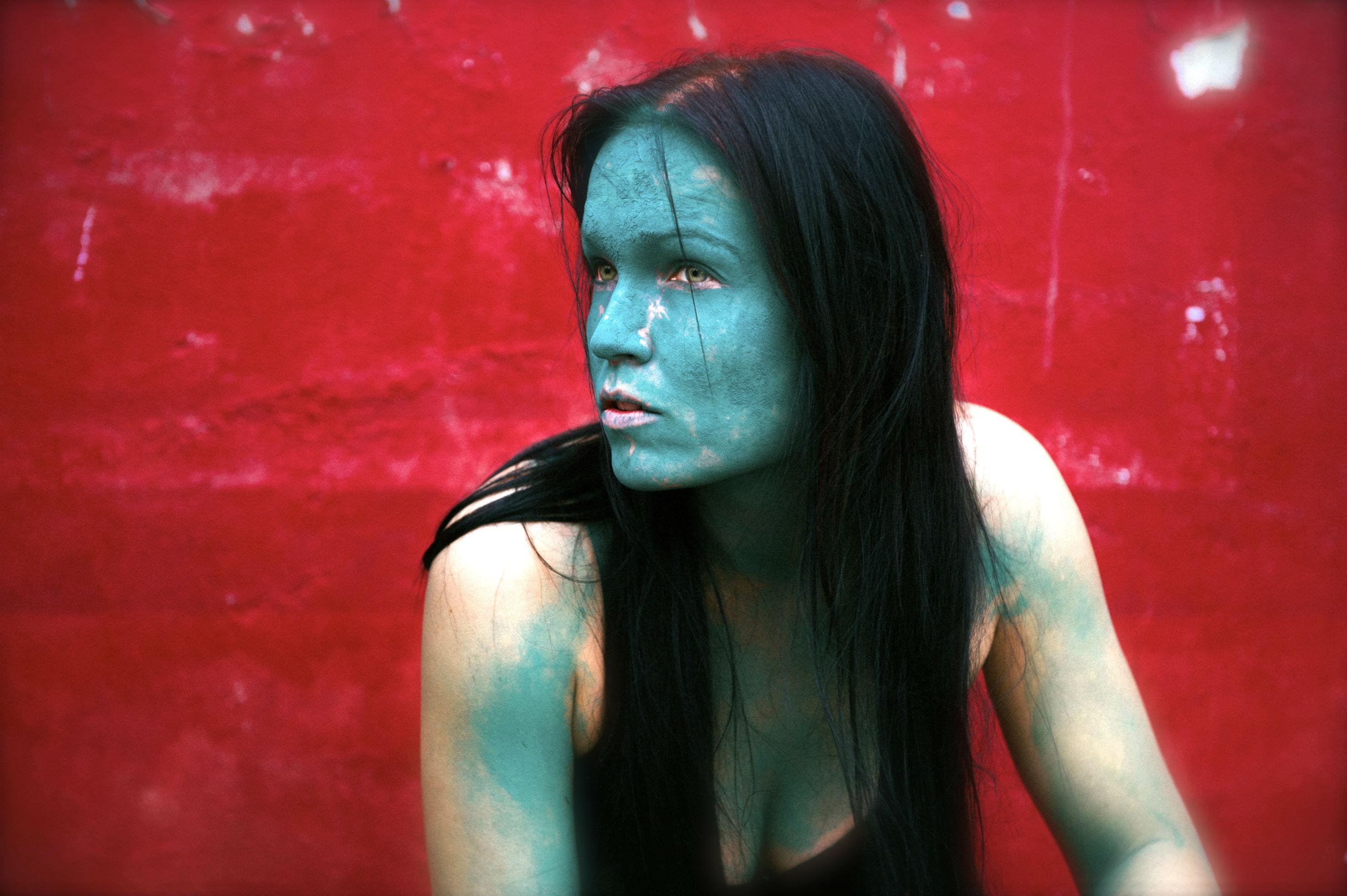 Cantora finlandesa vai trazer a turn&ecirc; de "Colours in the Road"