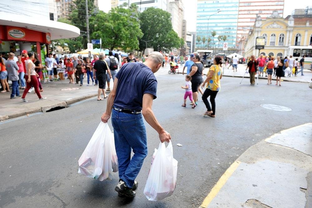 Liquida&ccedil;&otilde;es s&atilde;o antecipadas e redes demitem funcion&aacute;rios pelo Pa&iacute;s 