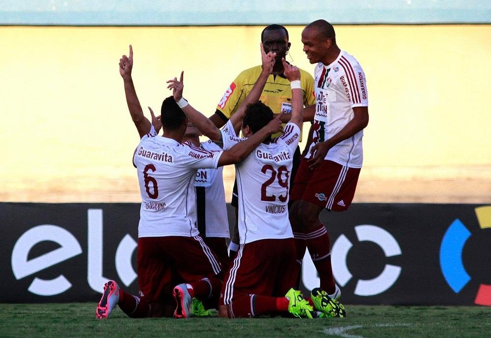 Fluminense vira, vence a 1&ordf; fora e entra no G4