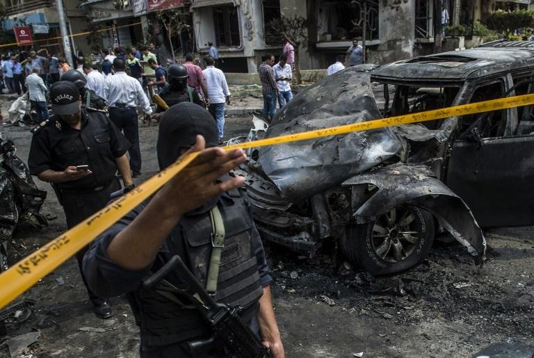 Bomba destruiu ao menos cinco carros e algumas vitrines em uma rua no distrito de Heliopolis