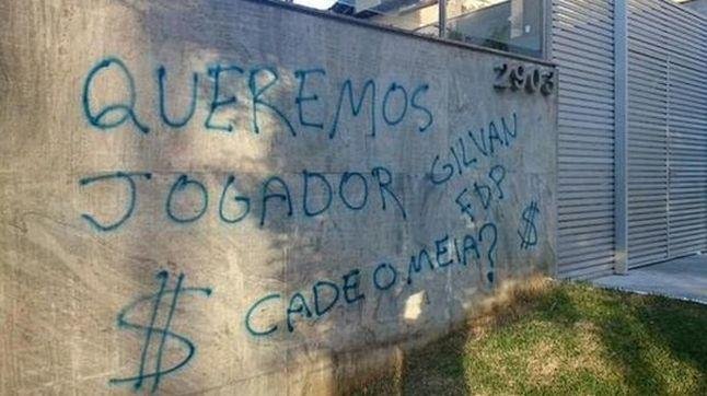 Sede do Cruzeiro amanheceu pichado