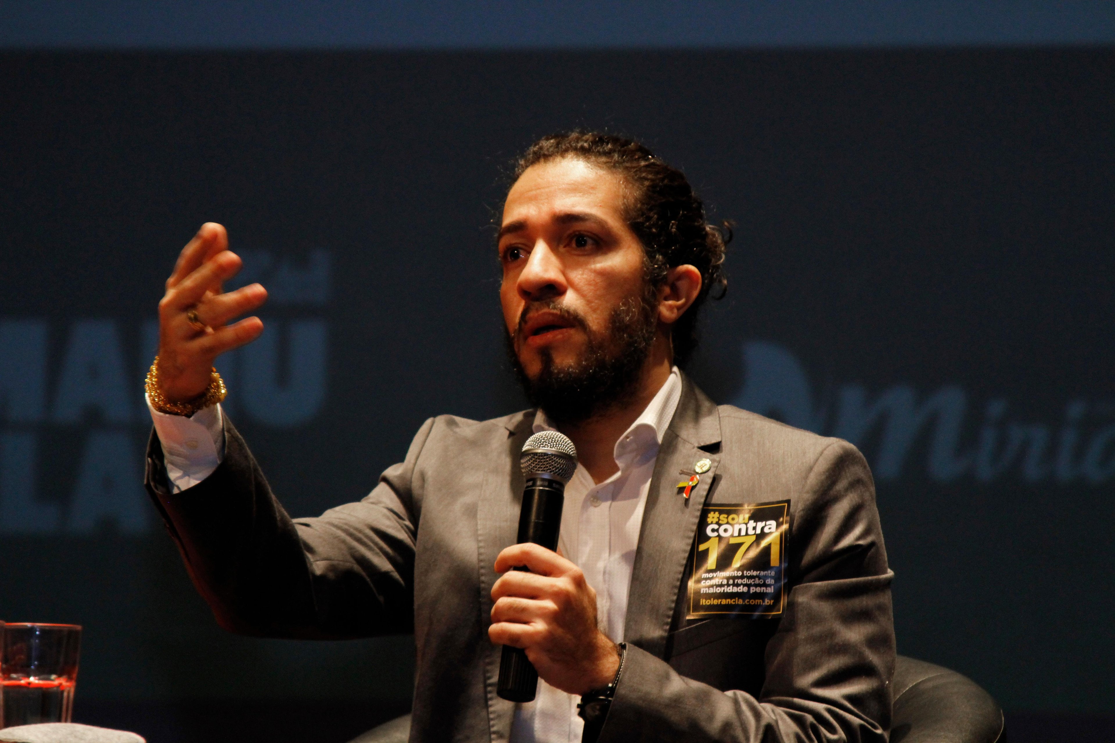 Deputado federal Jean Wyllys (PSOL-RJ) falou durante debate na Assembleia
