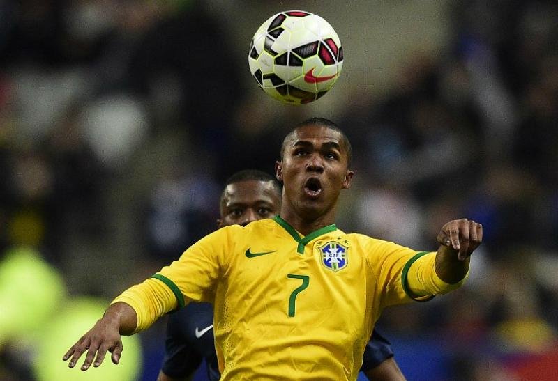 Shakhtar vende Douglas Costa ao Bayern de Munique