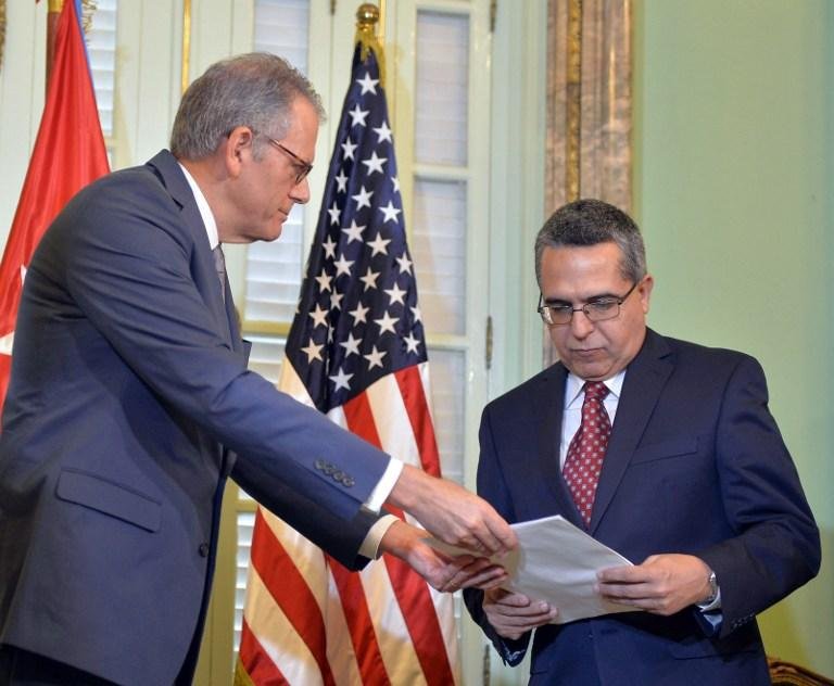 Jeffrey DeLaurentis, entregou uma carta do presidente Barack Obama a seu colega Ra&uacute;l Castro 