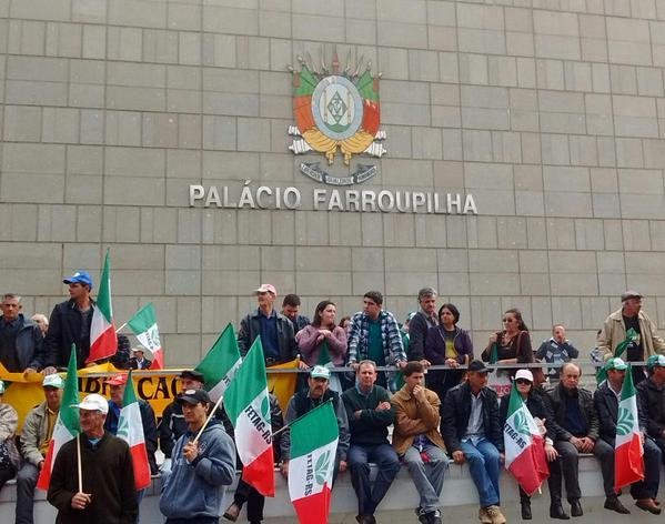 Cerca de tr&ecirc;s mil agricultores realizaram ato 