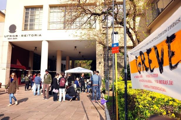 Servidores ocuparam local durante quas 10 horas