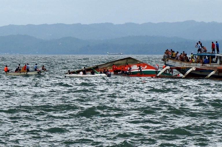 Equipes de emerg&ecirc;ncia mobilizaram sete embarca&ccedil;&otilde;es e conseguiram resgatar dezenas de sobreviventes da balsa