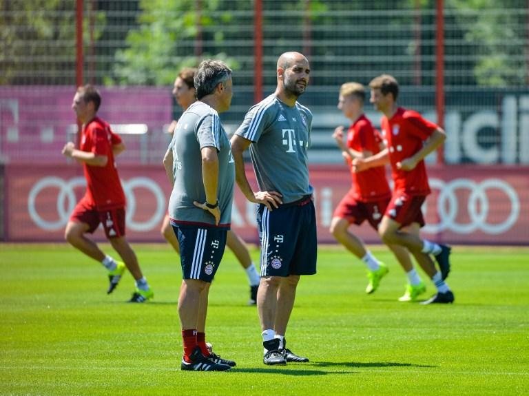 Guardiola elogia Douglas Costa e fala do futuro de Schweinsteiger