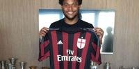Luiz Adriano foi anunciado pelo Milan