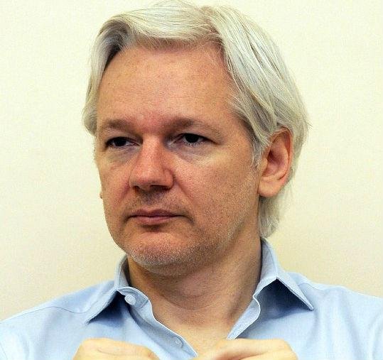 Julian Assange est&aacute; refugiado h&aacute; 3 anos na embaixada do Equador em Londres