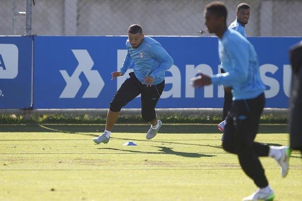 Edinho ser&aacute; o substituto de Maicon contra o Santos