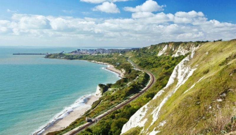 Pelo menos 150 pessoas tentaram entrar nas plataformas de embarque em Calais, na Fran&ccedil;a 