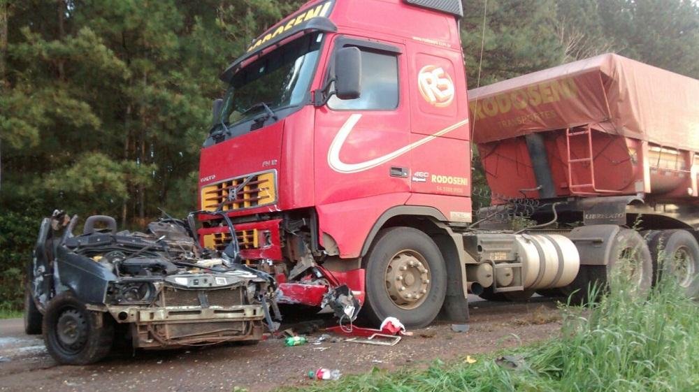 Com 11 ocupantes, Kadett bate em caminh&atilde;o e nove ficam feridos