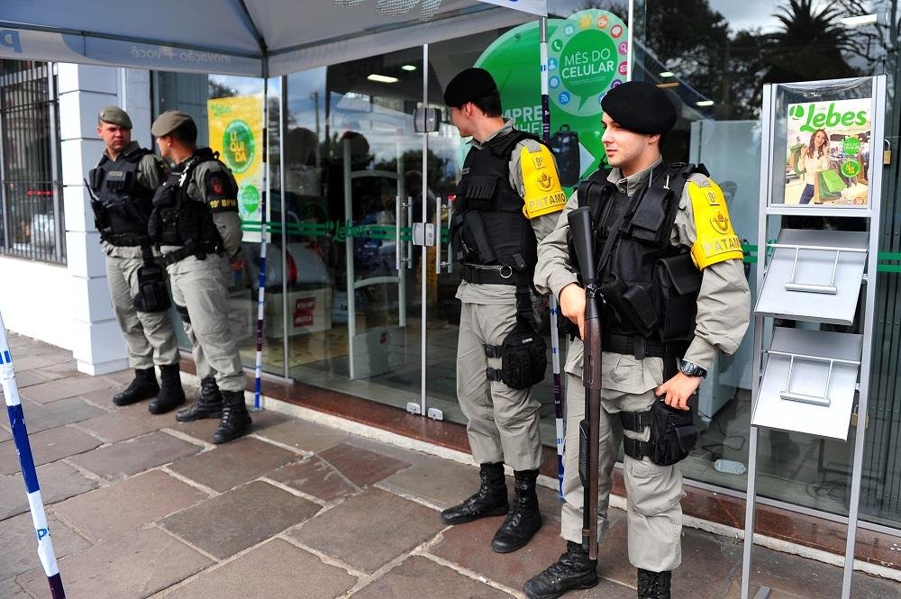 Policial &eacute; baleado ap&oacute;s tentativa de assalto em Porto Alegre