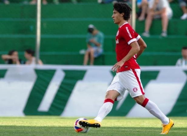 Dourado enxegar o advers&aacute;rio deste domingo, o Atl&eacute;tico-MG, como um dos candidatos ao t&iacute;tulo