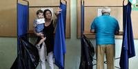 Quase 10 milhões de gregos chamados a votar poderão fazê-lo até 13h 
