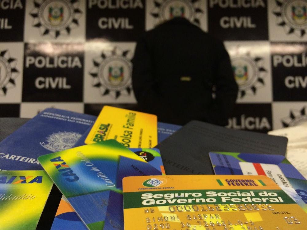 Mulher de 27 anos foi presa em Campo Bom com cart&otilde;es do Bolsa Fam&iacute;lia, extratos banc&aacute;rios, dinheiro e balan&ccedil;a de precis&atilde;o