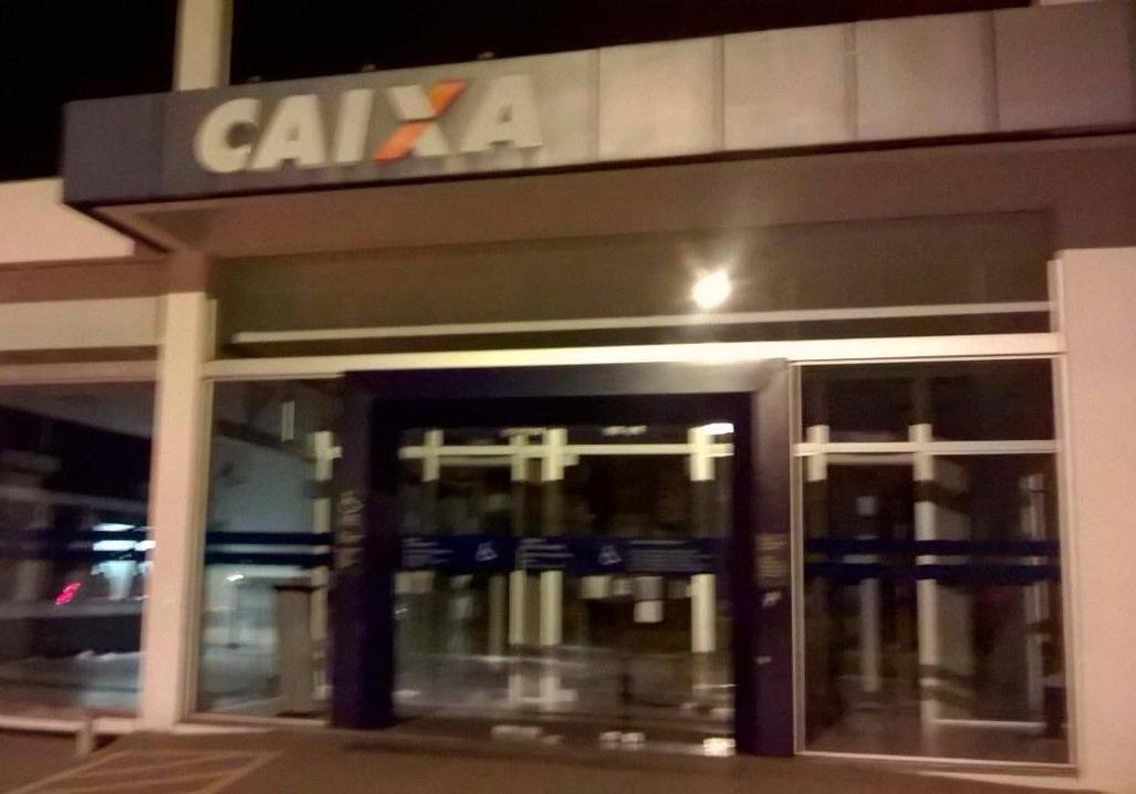 Vidros da ag&ecirc;ncia, assim como a porta girat&oacute;rio tamb&eacute;m foram quebradas