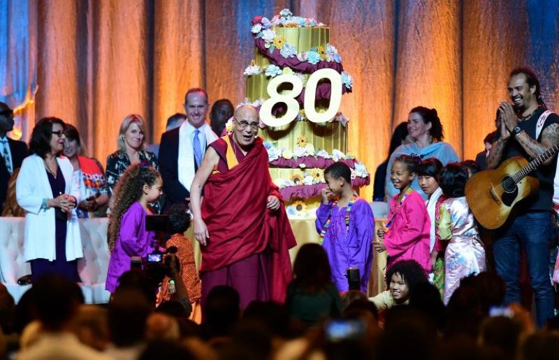 L&iacute;der espiritual completa 80 anos 
