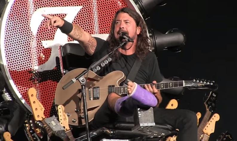 Grohl quebrou a perna caindo do palco