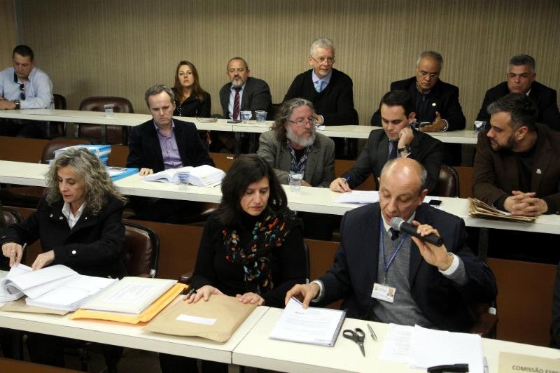Representantes de pelo menos 35 empresas do setor assinaram presen&ccedil;a