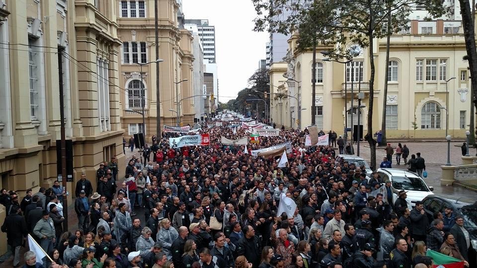 Grupo se concentra em frente ao Pal&aacute;cio Piratini