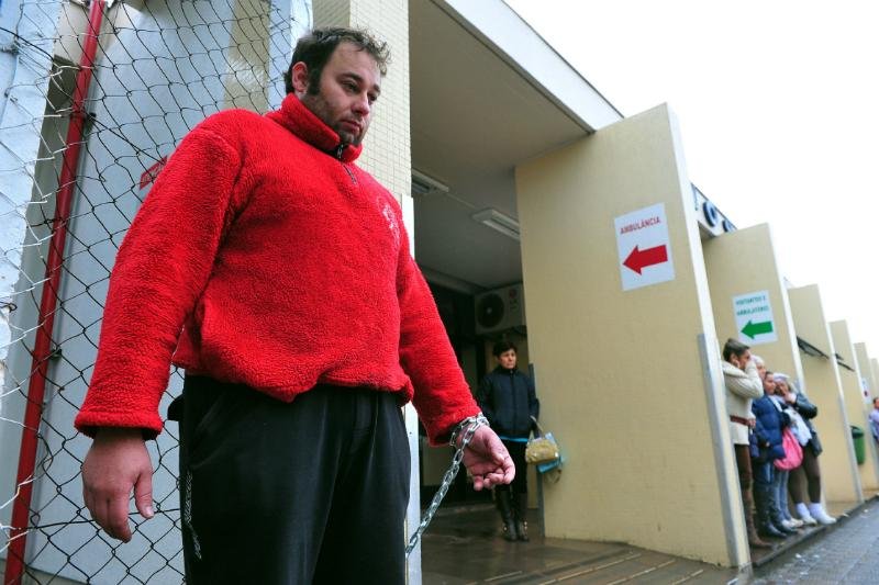 Pai se acorrenta para implorar por leito de UTI para o filho em Alvorada 
