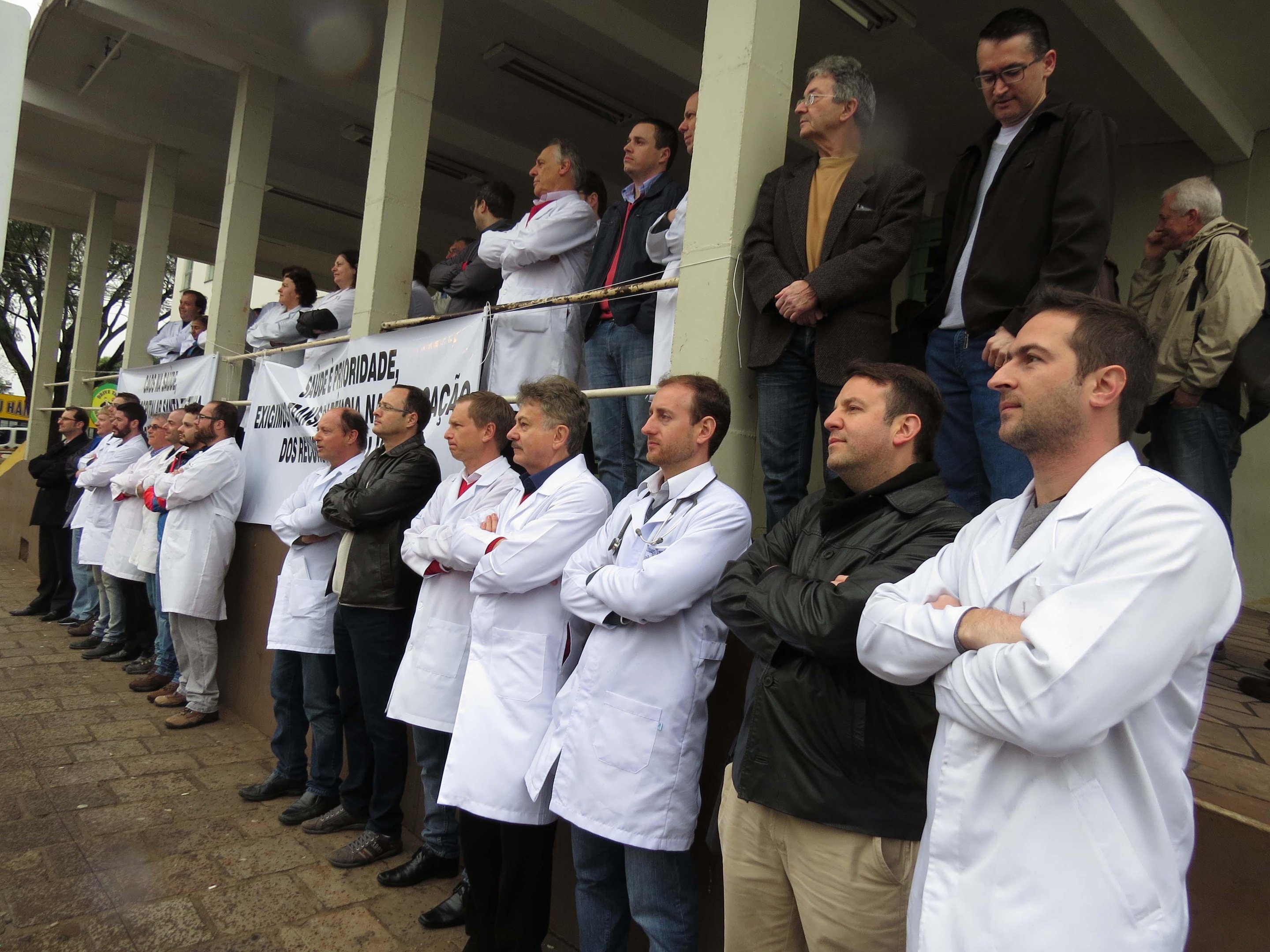 Cerca de 40 a 50 m&eacute;dicos se concentraram em frente ao hospital que fica a seis quadras do centro da cidade