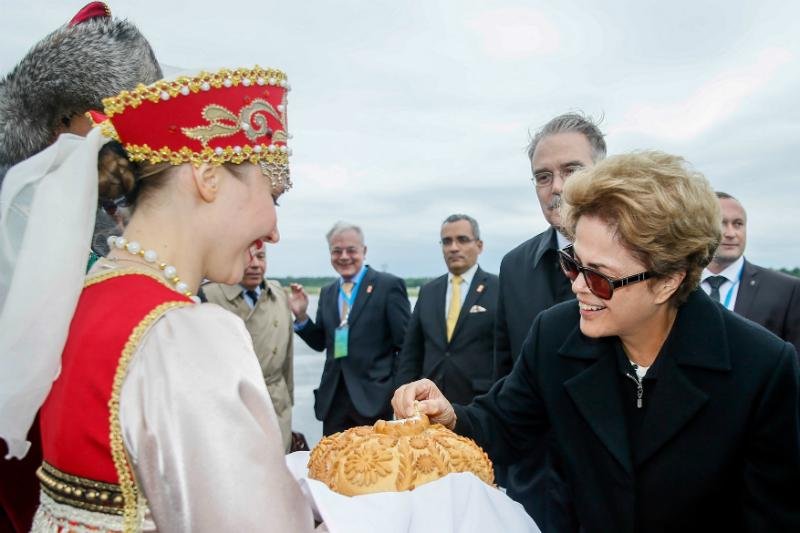 Dilma chega &agrave; R&uacute;ssia e n&atilde;o comenta troca de acusa&ccedil;&otilde;es sobre golpismo
