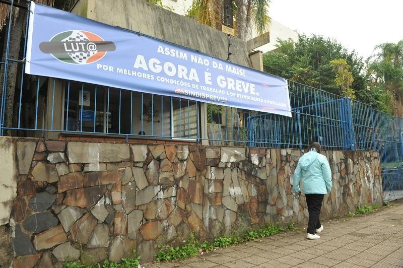 Mais de 80% dos servidores do INSS seguem em greve 