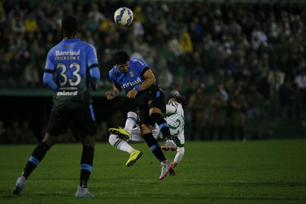 Gr&ecirc;mio cai no segundo tempo e perde para Chapecoense 