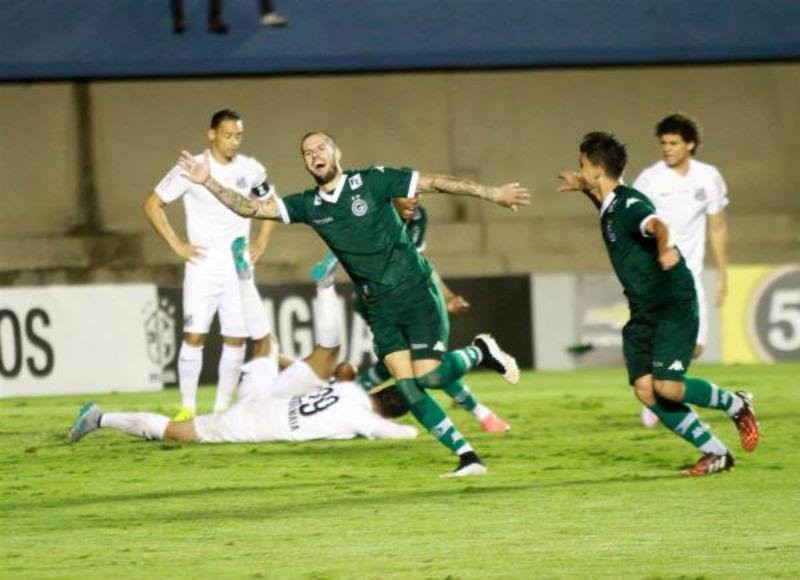 No Serra Dourada, o Santos foi humilhado por um concorrente direto na briga contra o rebaixamento