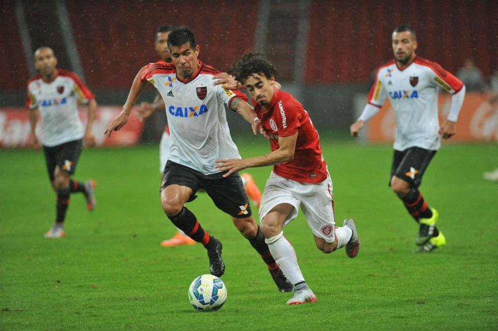 Vald&iacute;via arriscou algumas vezes, mas sem chance de gol