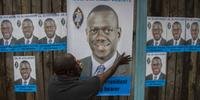 Kizza Besigye, um dos principais líderes da oposição, em sua casa na capital Kampala