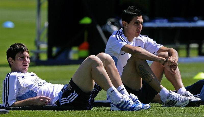 Di Mar&iacute;a (&agrave; direita) est&aacute; perto de acerto com PSG 